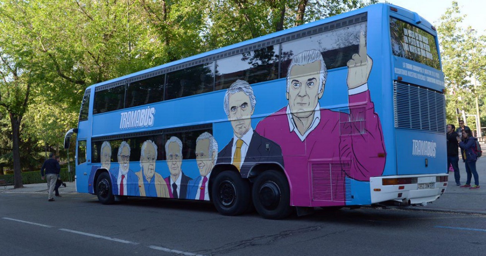 Podem lloga un autobús amb les cares de polítics, periodistes i empresaris