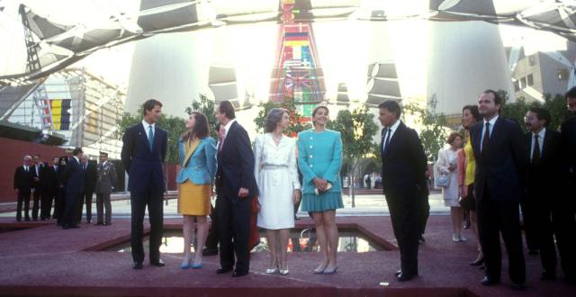 De izquierda a derecha, el entonces príncipe Felipe, la infanta Elena, el rey Juan Carlos, doña Sofía, la infanta Crisitina, Felipe González y Manuel Cháves, en la inauguración de la Expo hace 25 años.