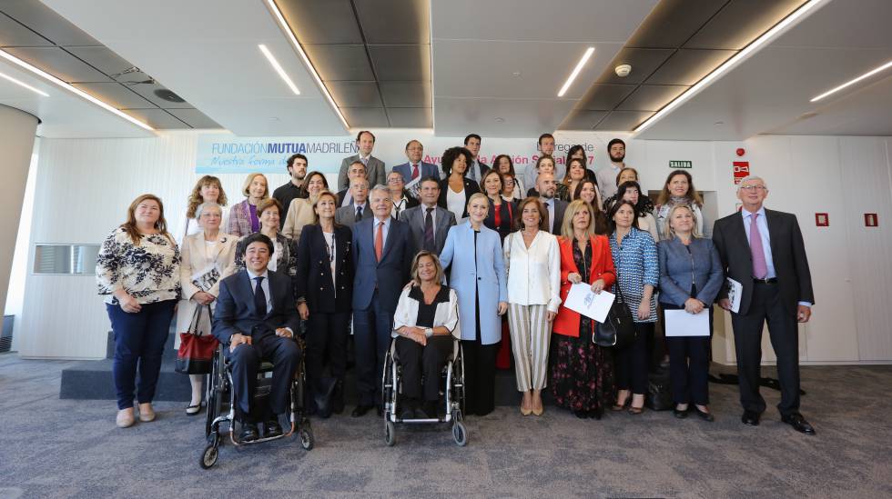 Todos los representantes de las ONG beneficiarias de las ayudas de esta edición junto a la presidenta de la Comunidad de Madrid, Cristina Cifuentes, y el presidente de la Fundación Mutua Madrileña, Ignacio Garralda.