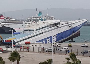 Se hunde un ferry que llevaba cuatro años abandonado en Algeciras Se hunde un ferry que llevaba cuatro años abandonado en Algeciras