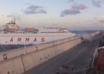 El choque de un ferry en Las Palmas de Gran Canaria causa un vertido de tres kilómetros El choque de un ferry en Las Palmas de Gran Canaria causa un vertido de tres kilómetros