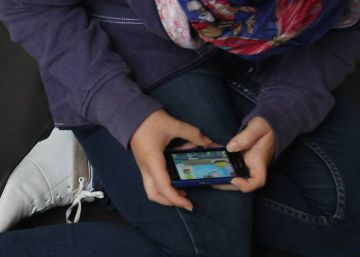 Absuelto de malos tratos un padre que requisó el móvil a su hija por portarse mal Absuelto de malos tratos un padre que requisó el móvil a su hija por portarse mal