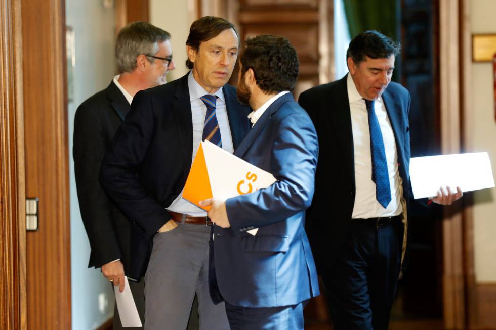 Rafael Hernando y Miguel Gutiérrez, ante José Manuel Villegas y Bermudez de Castro.