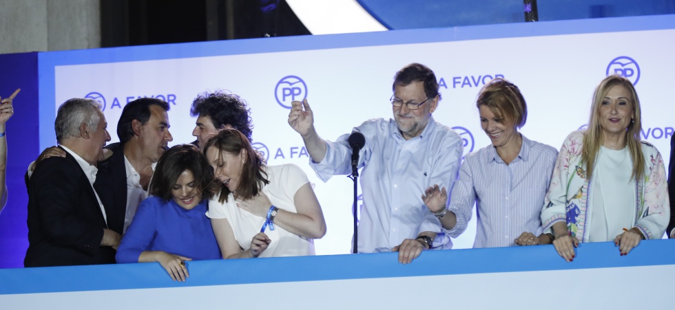 El líder del PP y candidato a la presidencia, Mariano Rajoy, saluda a sus seguidores desde la sede de Génova.