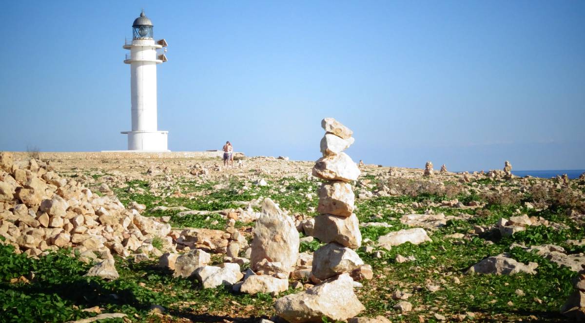 Estructura levantada con piedras junto al faro de es Cap, en Formentera.