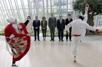 El Rey es recibido con un 'aurresku' antes de inaugurar una exposición en Bilbao.