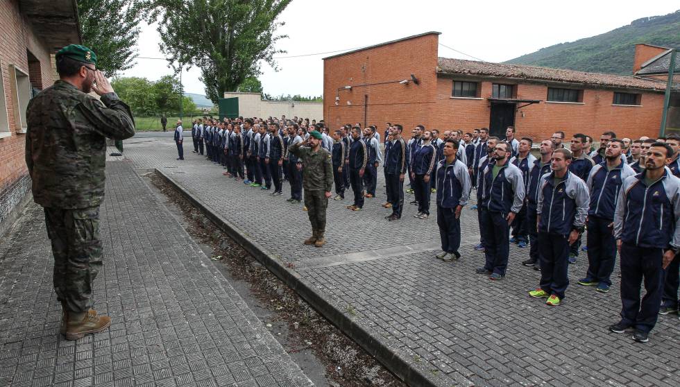 El coronel Santamaría pasa revista al regimiento América 66 del cuartel de Aizoáin.