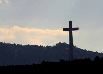 La cruz del Valle de los Caídos, vista desde Guadarrama. 