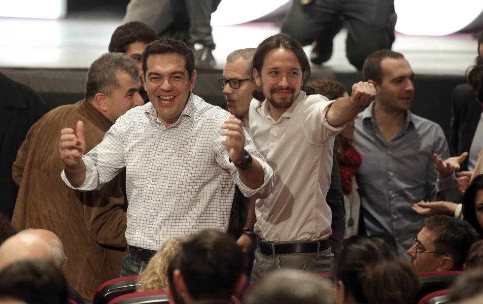 El líder de Podemos, Pablo Iglesias, junto al primer ministro griego, Alexis Tsipras, en el congreso de Vistalegre.