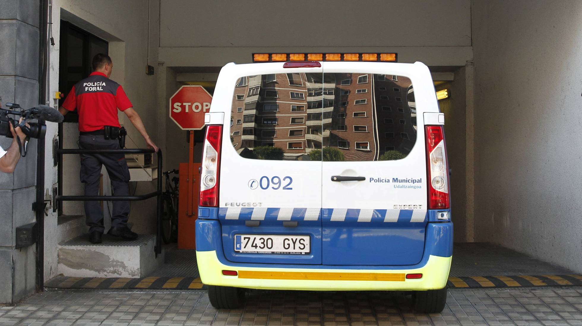 Un conductor entra con su coche en el garaje de la policía y sale con