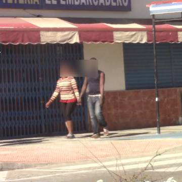 Dos inmigrantes fingen ser una pareja en Melilla.