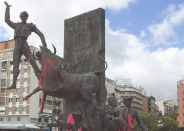 Estatuas taurinas salpicadas de pintura rosa para ‘dar la bienvenida’ a San Isidro
