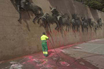 Estatuas taurinas salpicadas de pintura rosa para ‘dar la bienvenida’ a San Isidro