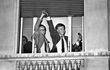 Alfonso Guerra y Felipe González celebran la histórica victoria del PSOE en las Elecciones Legislativas del 28 de octubre de 1982.