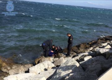 Rescatado a la deriva en aguas de Tarifa el capitán de un buque de Singapur Rescatado a la deriva en aguas de Tarifa el capitán de un buque de Singapur