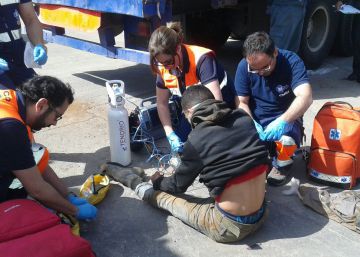 Rescatado un inmigrante de un tubo de 40 centrímetros de diámetro en el puerto de Melilla