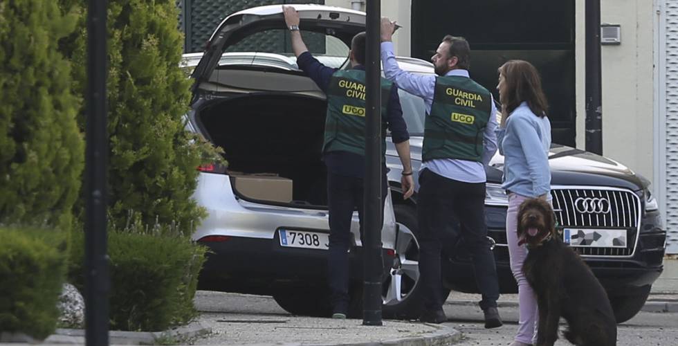 Registro policial en el domicilio de Ignacio González, el pasado 19 de abril.