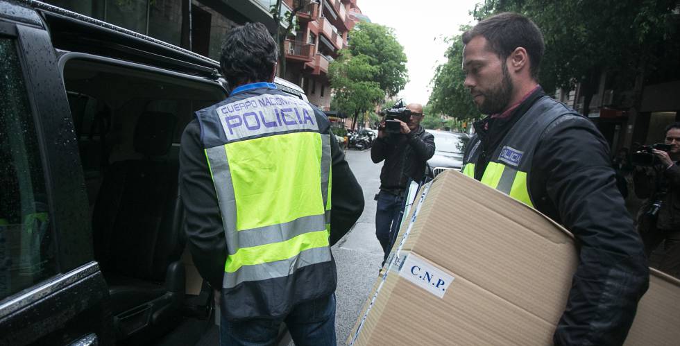 Agentes de la Policía Nacional, durante un registro en Barcelona, el pasado marzo.