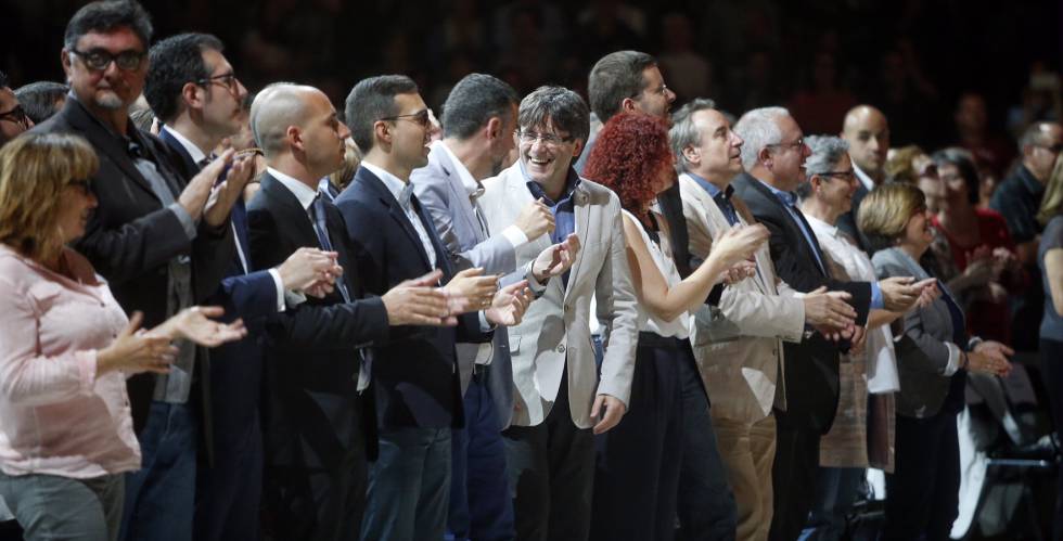 El presidente de la Generalitat, Carles Puigdemont, en el centro, participa al encuentro de Coros Infantiles de Cataluña en el Palau Sant Jordi de Barcelona.