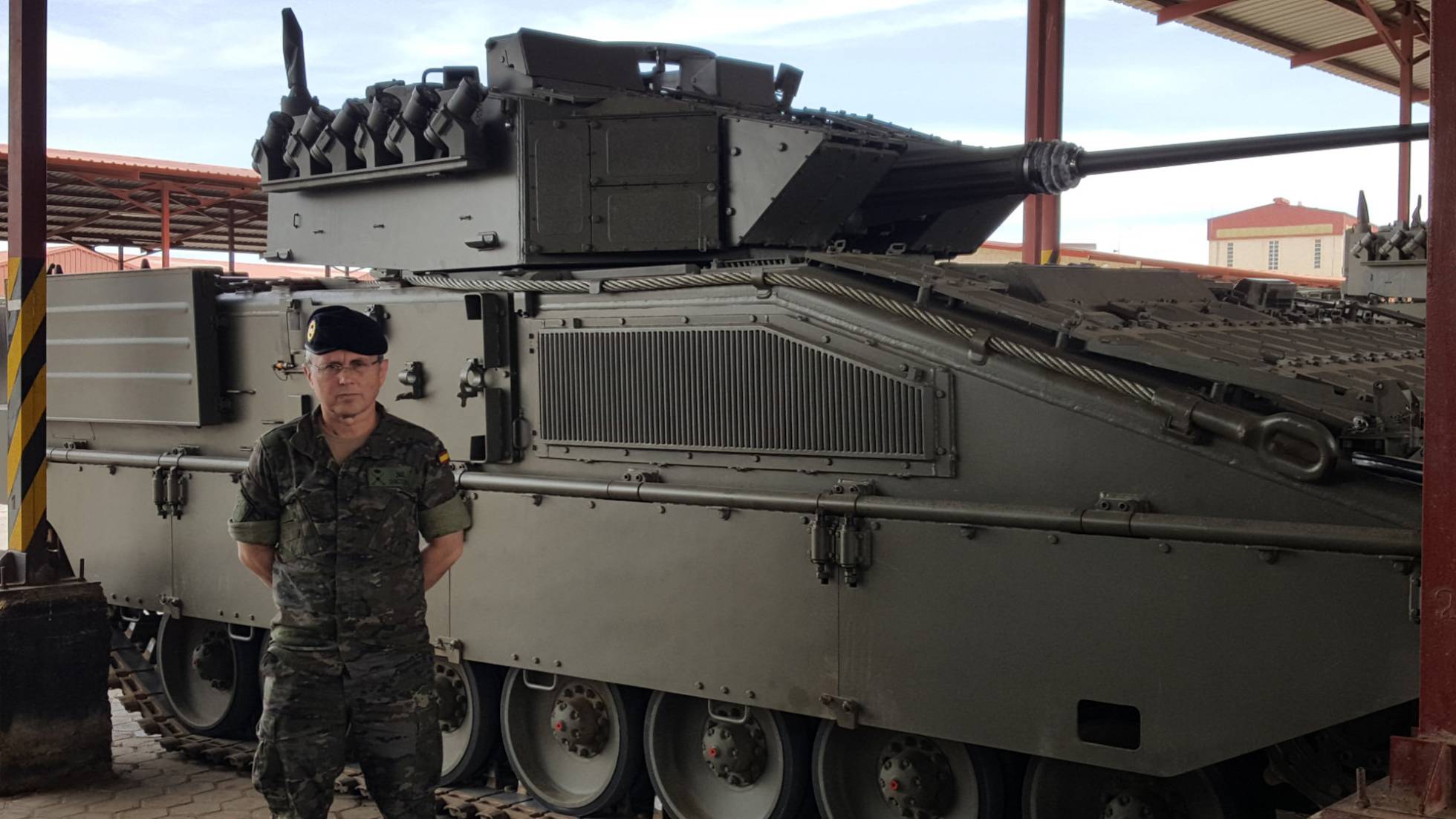 El general Dacoba, ante un vehículo de combate Pizarro como los enviados por el Ejército español a Letonia.