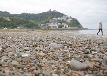 El manto de piedras que no dejan ver la arena en la playa de Ondarreta El manto de piedras que no dejan ver la arena en la playa de Ondarreta