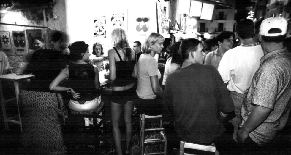 Jóvenes en un bar de Ibiza.