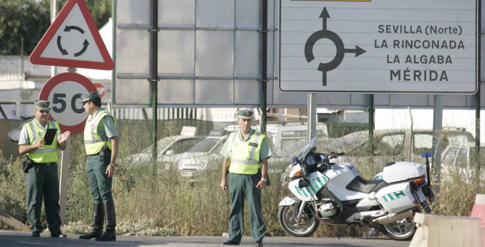 La Guardia Civil controla el tráfico de automóviles en la A-8008, en una imagen de archivo.