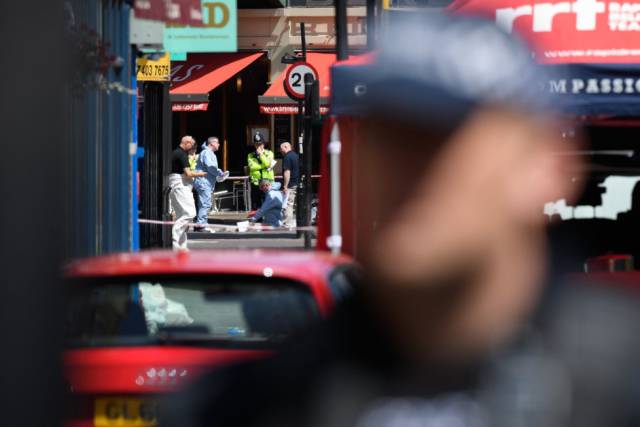 Varios agentes buscan pruebas en uno de los lugares donde se produjeron los ataques en el centro de Londres.