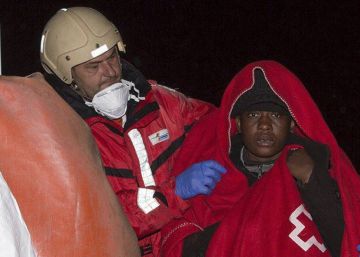 Localizada una patera con cinco muertos frente a la costa de Murcia Localizada una patera con cinco muertos frente a la costa de Murcia