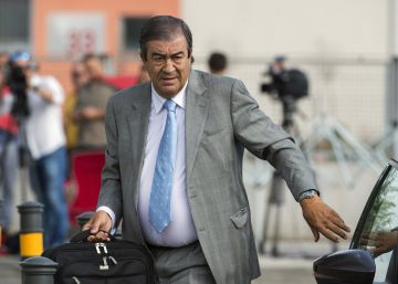 Álvarez-Cascos niega haber recibido comisiones ni sobresueldos en el PP Álvarez-Cascos niega haber recibido comisiones ni sobresueldos en el PP