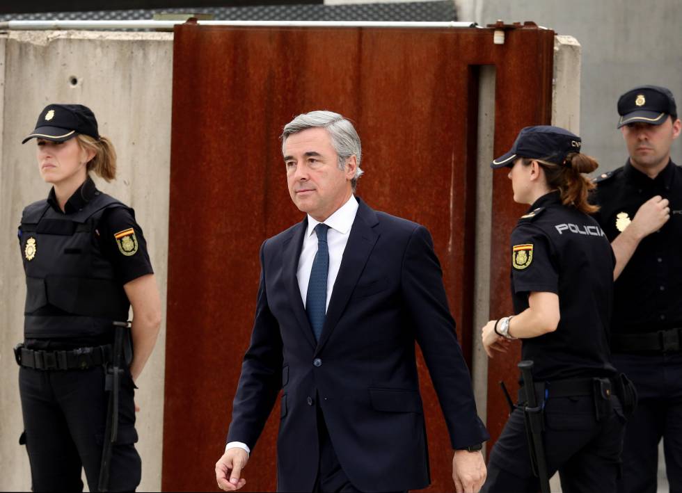 Ángel Acebes a la salida de la Audiencia Nacional tras declarar por el caso Gürtel.