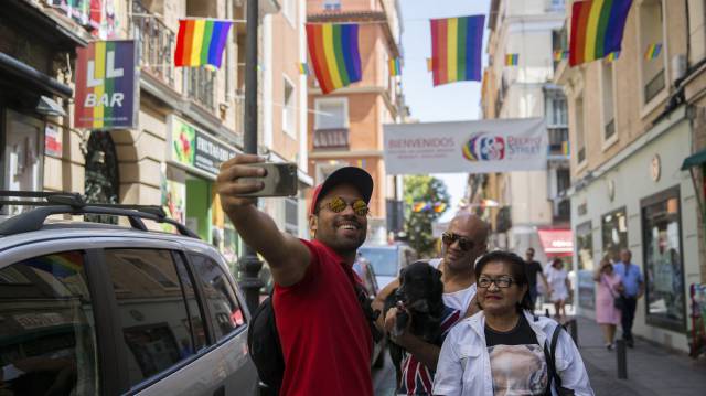 Un grupo de personas se fotografía en el madrileño barrio de Chueca.