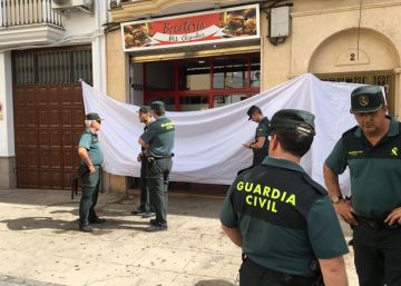 Un policía local mata a tiros a un hombre y hiere a otro antes de suicidarse en Jaén Un policía local mata a tiros a un hombre y hiere a otro antes de suicidarse en Jaén