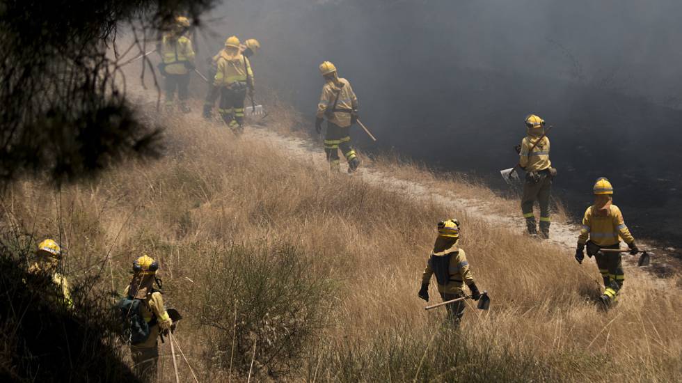 Un retén del Infoca se adentra en una zona incendiada el pasado fin de semana.