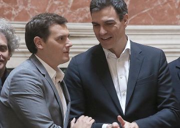 Sánchez y Rivera acuerdan trabajar en un borrador para la reforma de la Constitución Sánchez y Rivera acuerdan trabajar en un borrador para la reforma de la Constitución