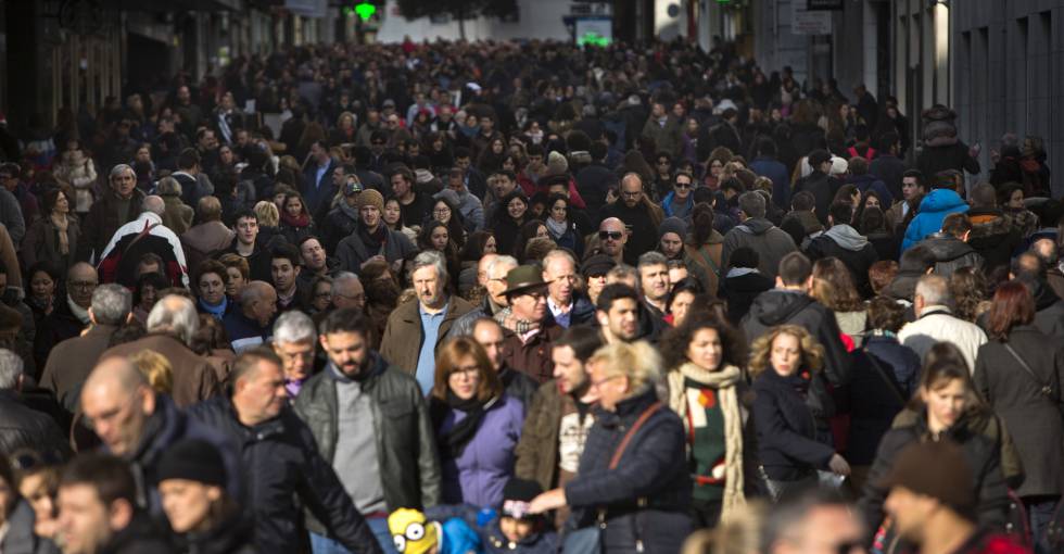 Gente caminando por la calle Preciados de Madrid.