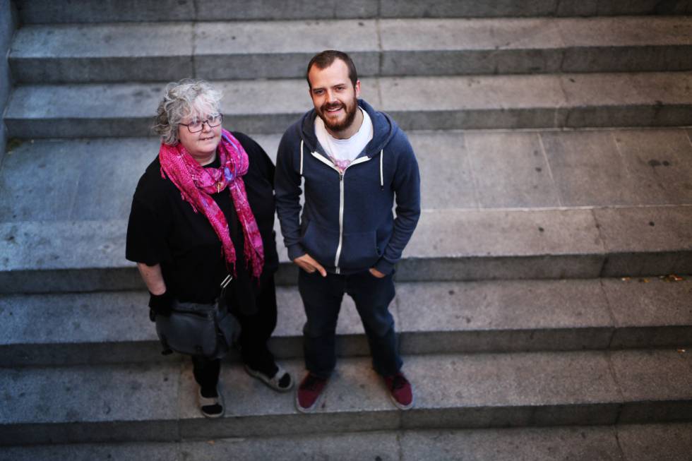 María José Estrada, pedagoga de 55 años, y su hijo, Pablo Padilla, de 28 años, diputado por Podemos en la Asamblea de Madrid.