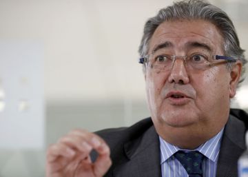 Zoido pide a quien le visita en su despacho que deje el móvil fuera