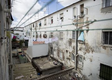 Así se sobrevive en el barrio más pobre de España Así se sobrevive en el barrio más pobre de España