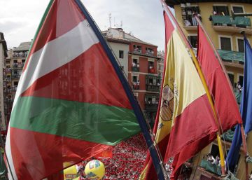 Colocada la ikurriña en la fachada del Ayuntamiento de Pamplona minutos antes del chupinazo Colocada la ikurriña en la fachada del Ayuntamiento de Pamplona minutos antes del chupinazo