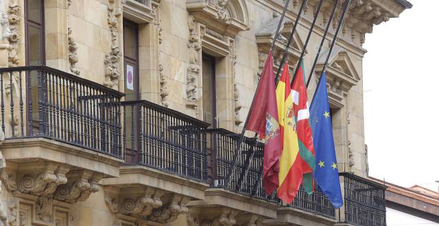Banderas a media asta en el Ayuntamiento de Ermua en homenaje a Miguel Ángel Blanco este lunes.