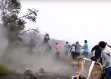 Cuatro heridos en el derribo de una cruz franquista en Bizkaia Cuatro heridos en el derribo de una cruz franquista en Bizkaia