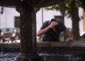 La Junta andaluza vigila a cerca de 12.000 pacientes en riesgo por el calor La Junta andaluza vigila a cerca de 12.000 pacientes en riesgo por el calor