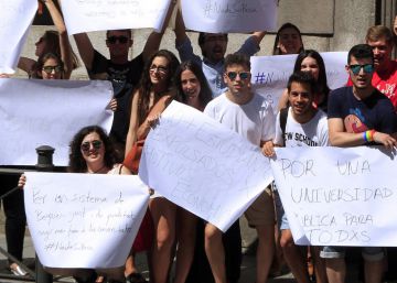 Un grupo de universitarios se encierra en protesta por la política de becas