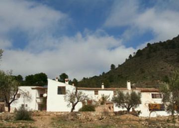 Dos muertos y una mujer herida al derrumbarse una sauna-iglú en la localidad albaceteña de Letur Dos muertos y una mujer herida al derrumbarse una sauna-iglú en la localidad albaceteña de Letur