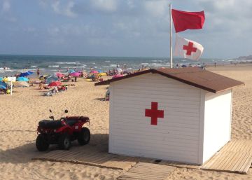 Una pareja muere ahogada tras bañarse en una playa de Alicante con bandera roja Una pareja muere ahogada tras bañarse en una playa de Alicante con bandera roja