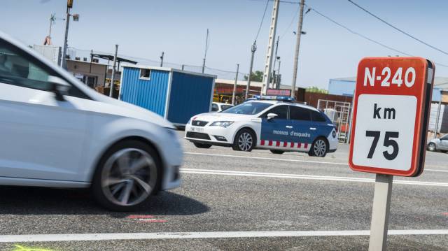 Una patrulla de los Mossos vigila una carretera de Lleida.