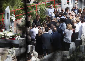 Medio centenar de familiares y amigos entierran las cenizas de Blesa en Linares