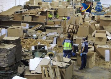 Ocho detenidos tras intervenir 52 toneladas de picadura de tabaco en Sevilla Ocho detenidos tras intervenir 52 toneladas de picadura de tabaco en Sevilla