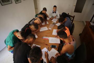 Varios jóvenes reciben formación en un centro de acogida.